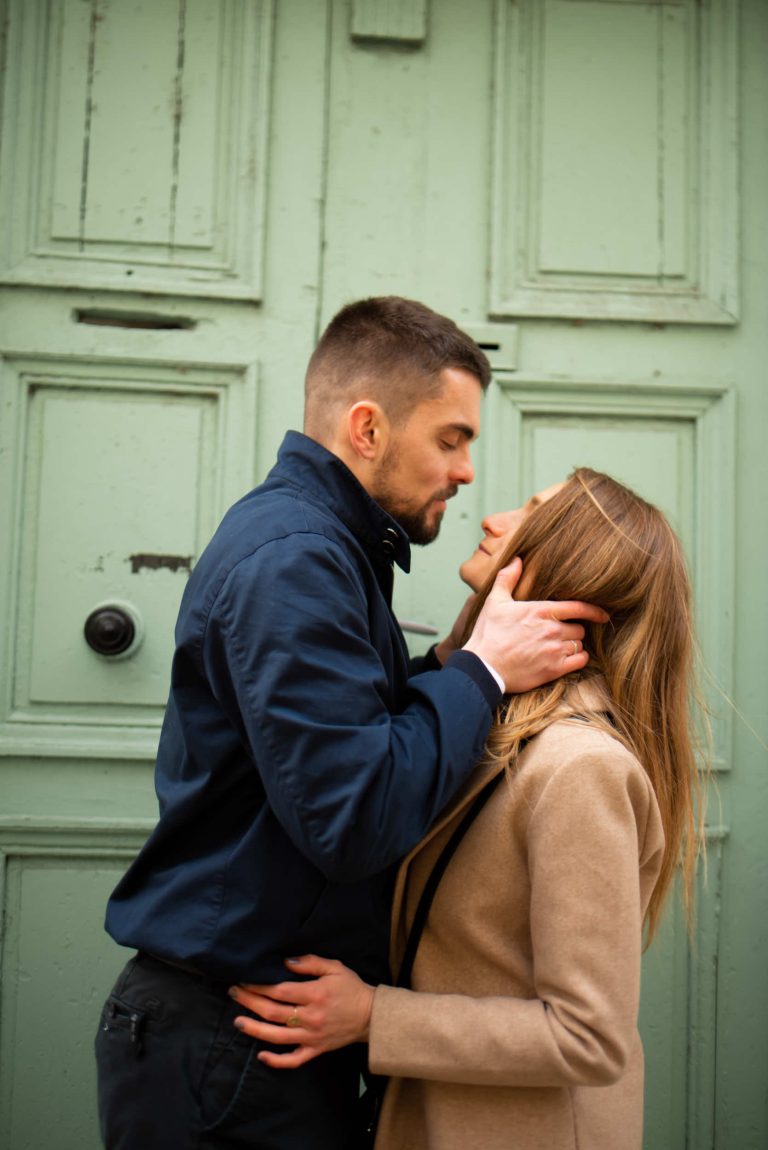 Couple devant une porte