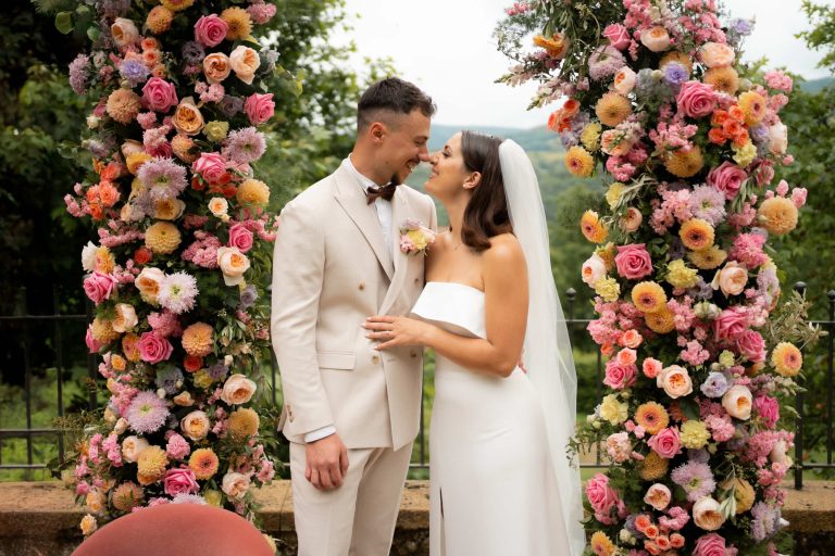 Couple de mariés sous l'arche de cérémonie
