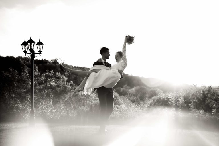 Des mariés au couché du soleil