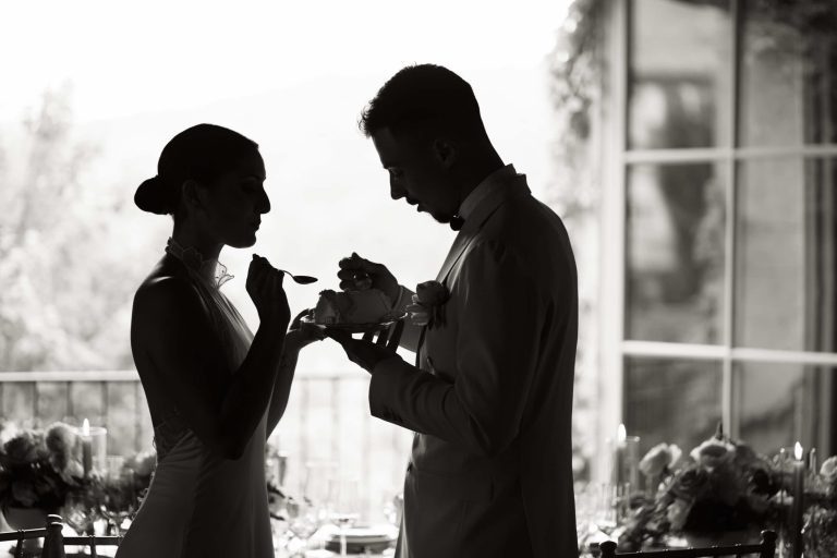 Les mariés qui mangent le gateau