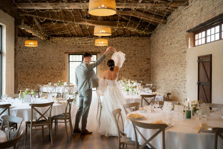 Un couple de marié dans leur salle de réception