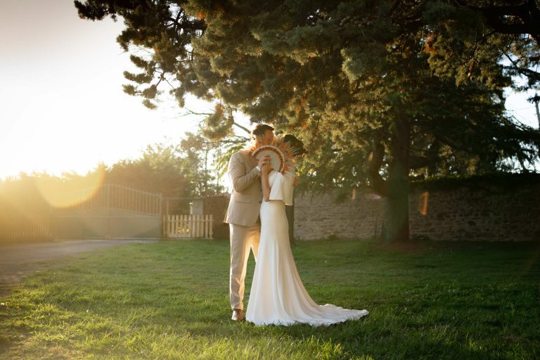 Des mariés au couché du soleil