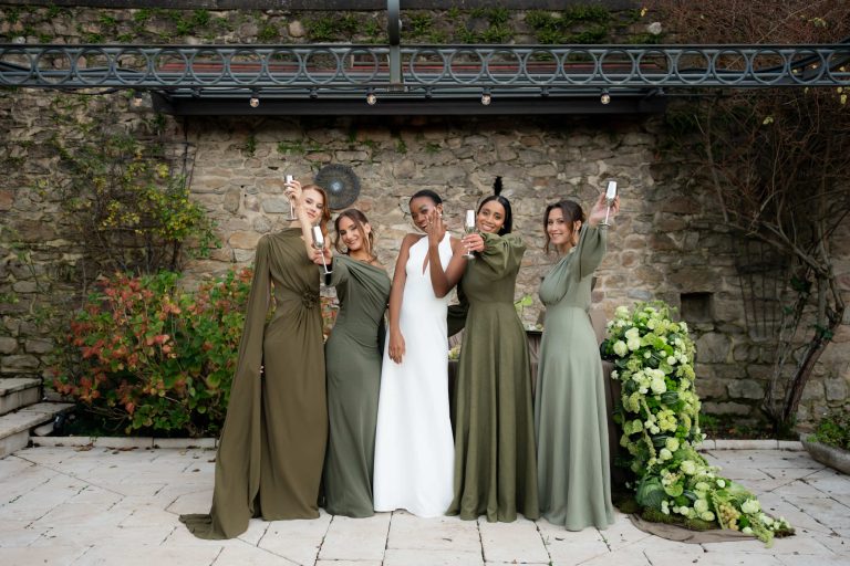 Une mariée et ses demoiselles d'honneur