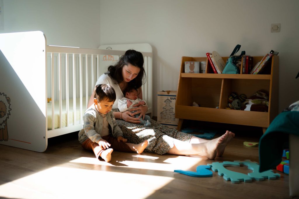 Famille qui joue dans la chambre de bébé