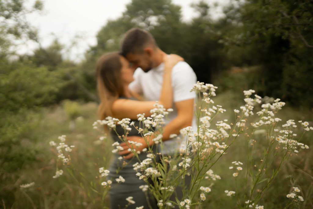Couple dans un champs