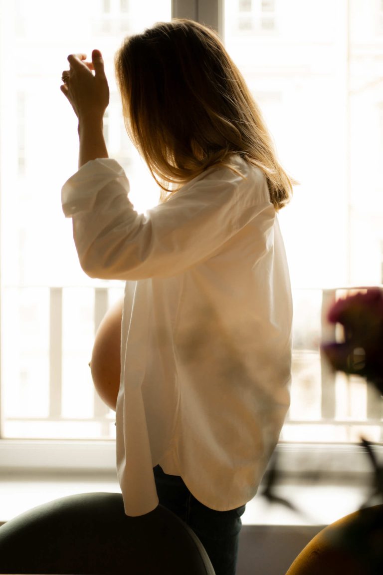 Une future maman devant sa fenetre