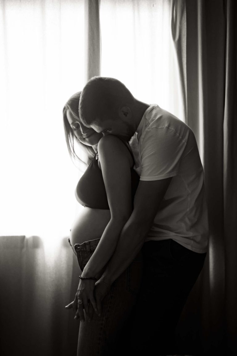 Futurs parents devant une fenetre