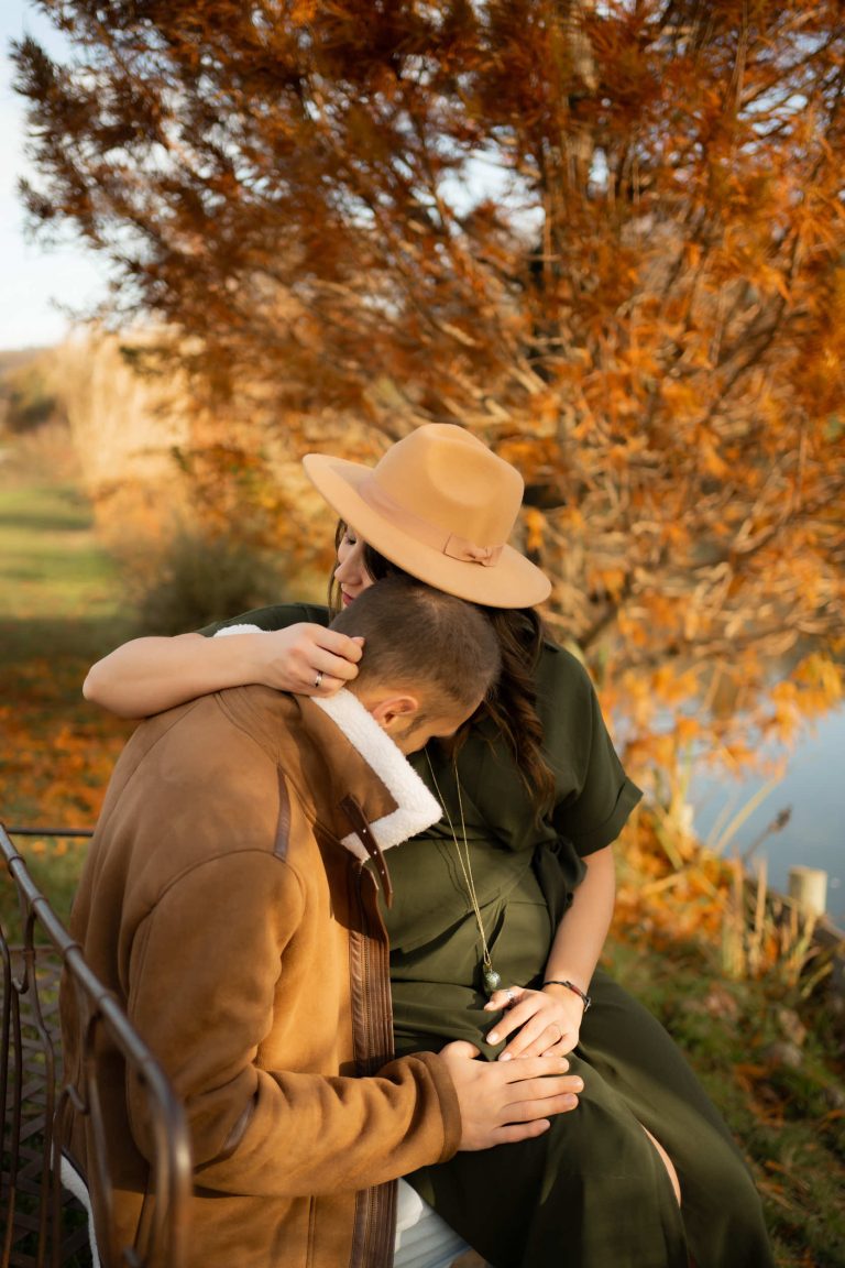 Un couple de futurs parents sur un banc
