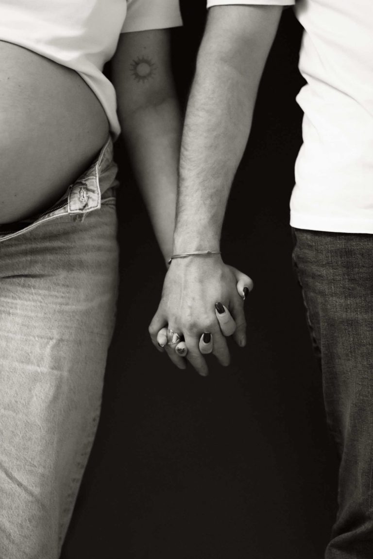 Des parents main dans la main