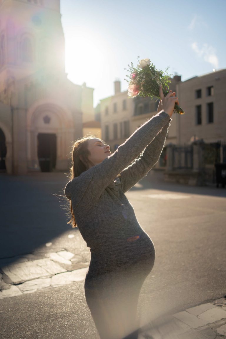 Une maman qui danse dans le soleil