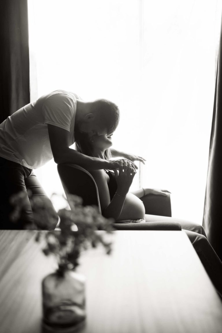 Des futurs parents qui se font un calin