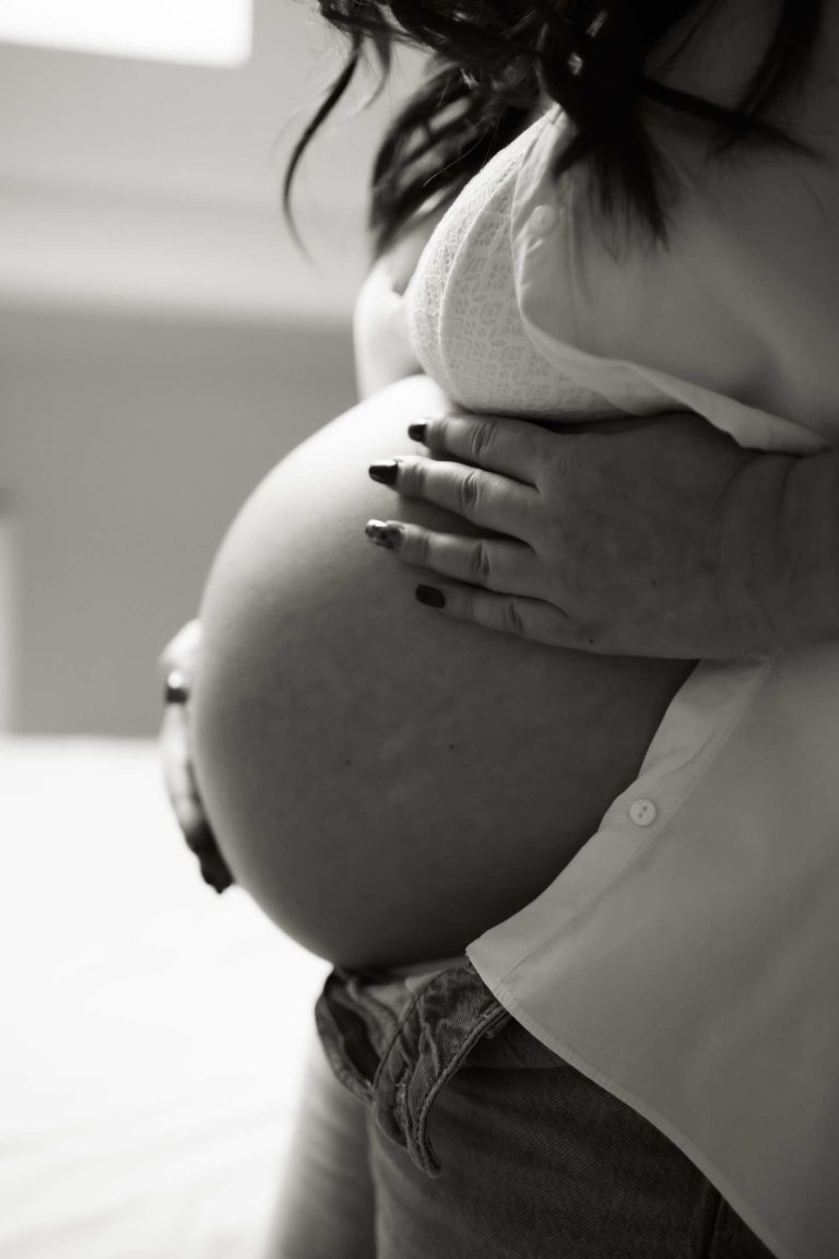 Une future maman qui tient son ventre
