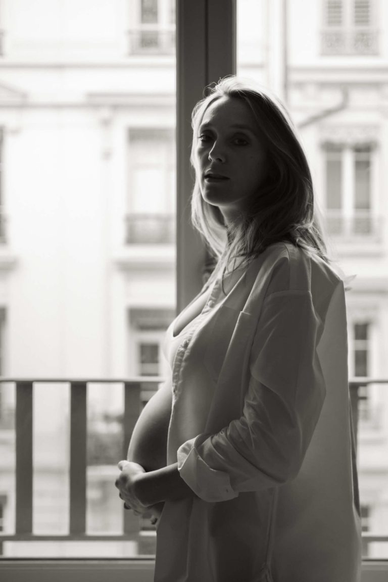 Une future maman dans sa cuisine